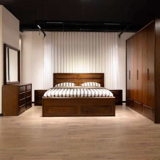 American-style oak bedroom