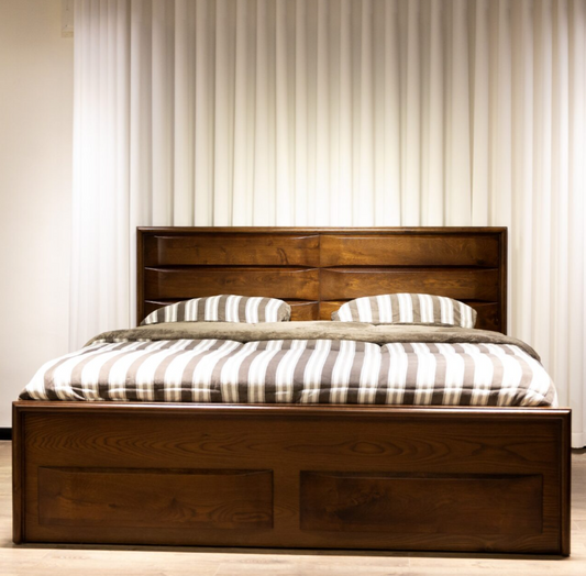 American-style oak bed